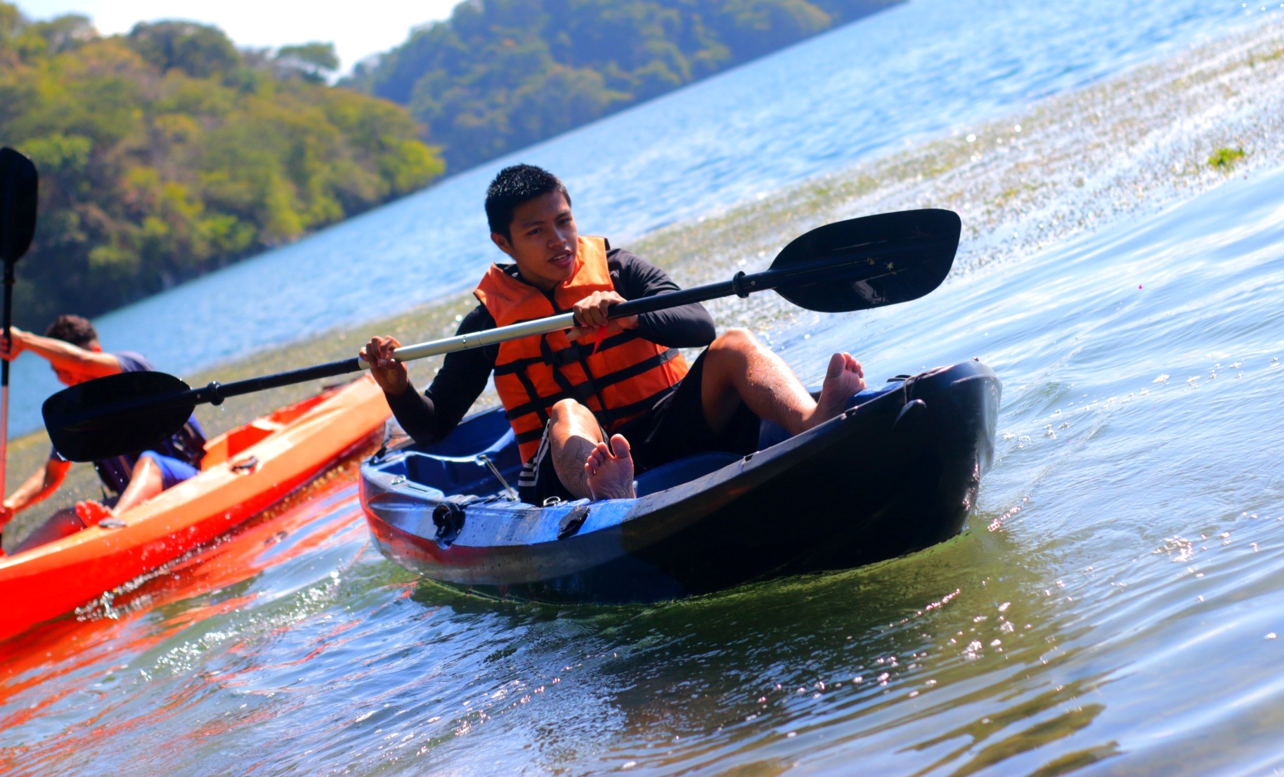 futuros-guias-turisticos-son-capacitados-con-clases-de-kayak-en-ilopango